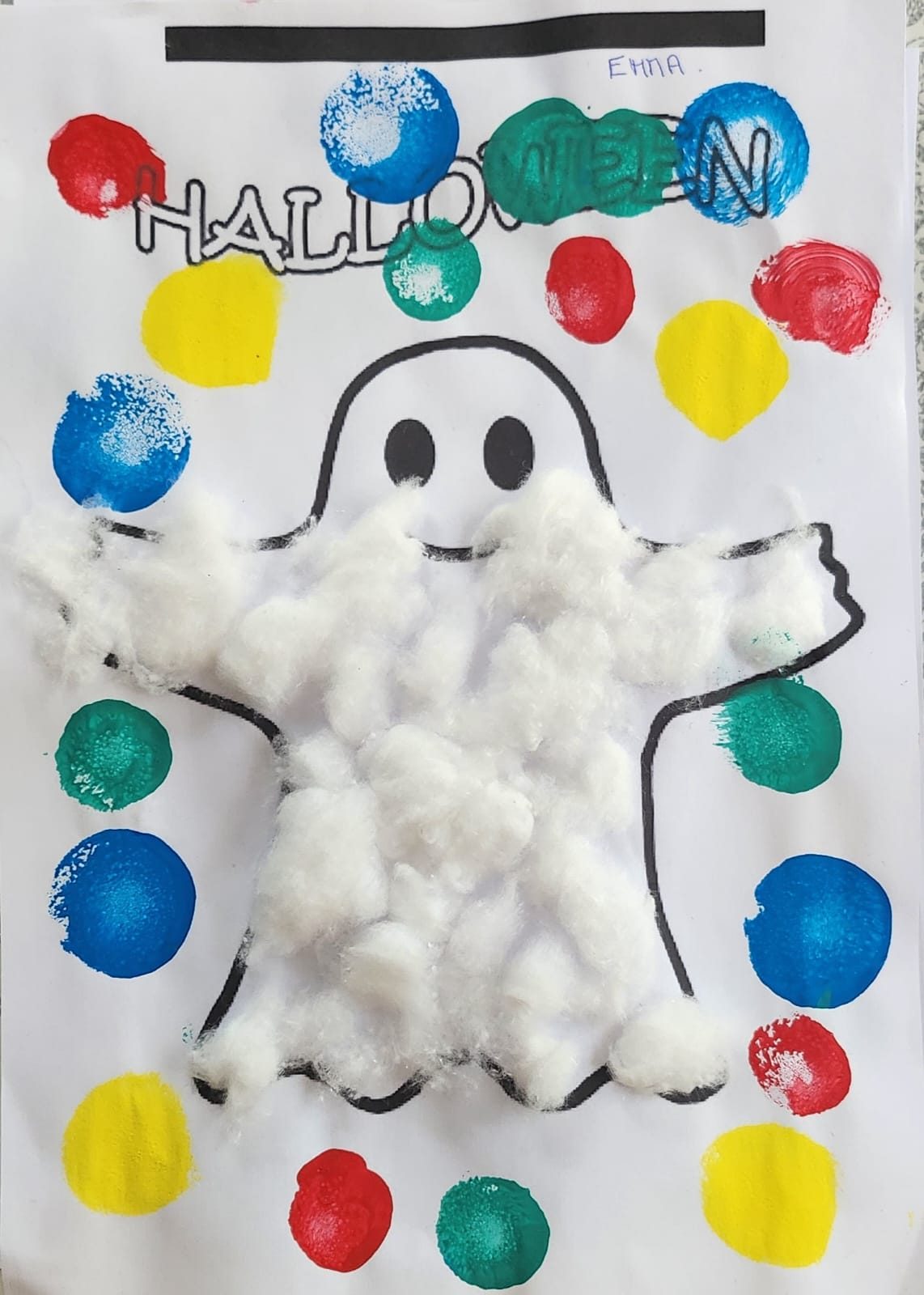 Fantôme d'Halloween recouvert de coton blanc collé, entouré de ronds de peinture rouges, bleus, verts et jaunes faits au