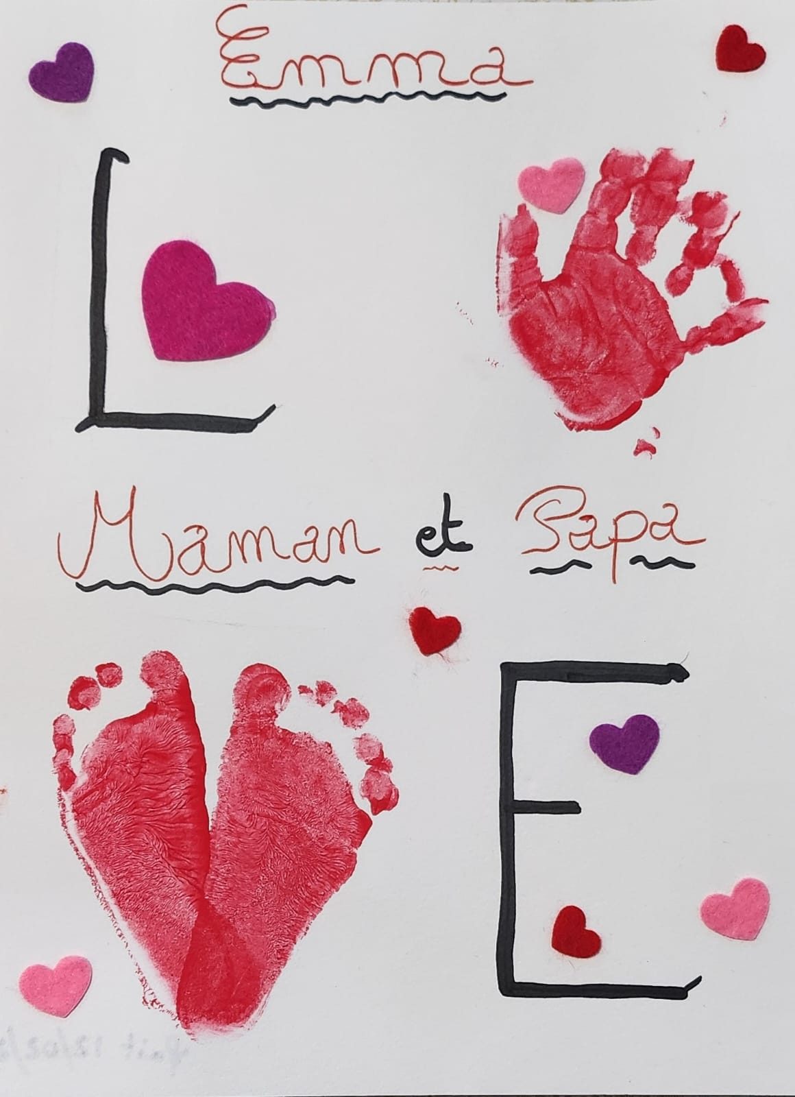 Activité peinture : carte « LOVE » pour Maman et Papa, faite avec l'empreinte de la main et des pieds d'un bébé, décorée de cœurs en feutrine